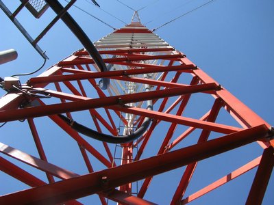 Vista de las líneas de transmisión en torre TDT Tucumán